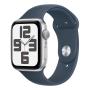 Apple Watch SE (2023), 44 мм корпус из алюминия цвета «Silver», ремешок Sport Band размера S/M цвета «Storm Blue»
